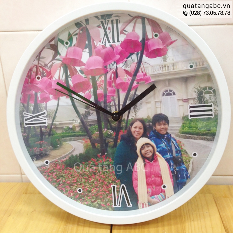 Đồng hồ quảng cáo in hình gia đình đặt in tại INLOGO