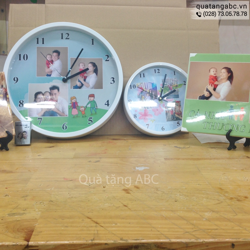 Đồng hồ quảng cáo in hình gia đình đặt in tại INLOGO
