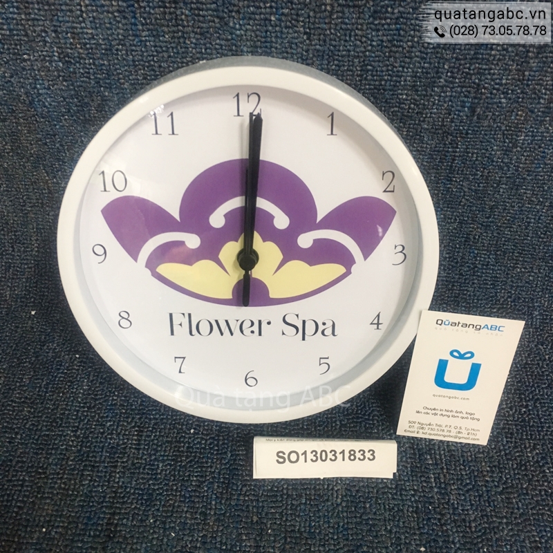 Đồng hồ in logo của spa Flower