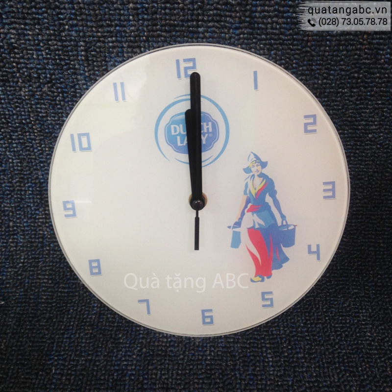 Đồng hồ in logo của công ty Dutch Lady